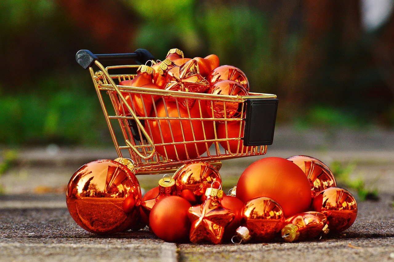 Christmas shopping, shopping venture, christmas baubles — Maximizing Safety and Satisfaction: Benefits of Using Established T