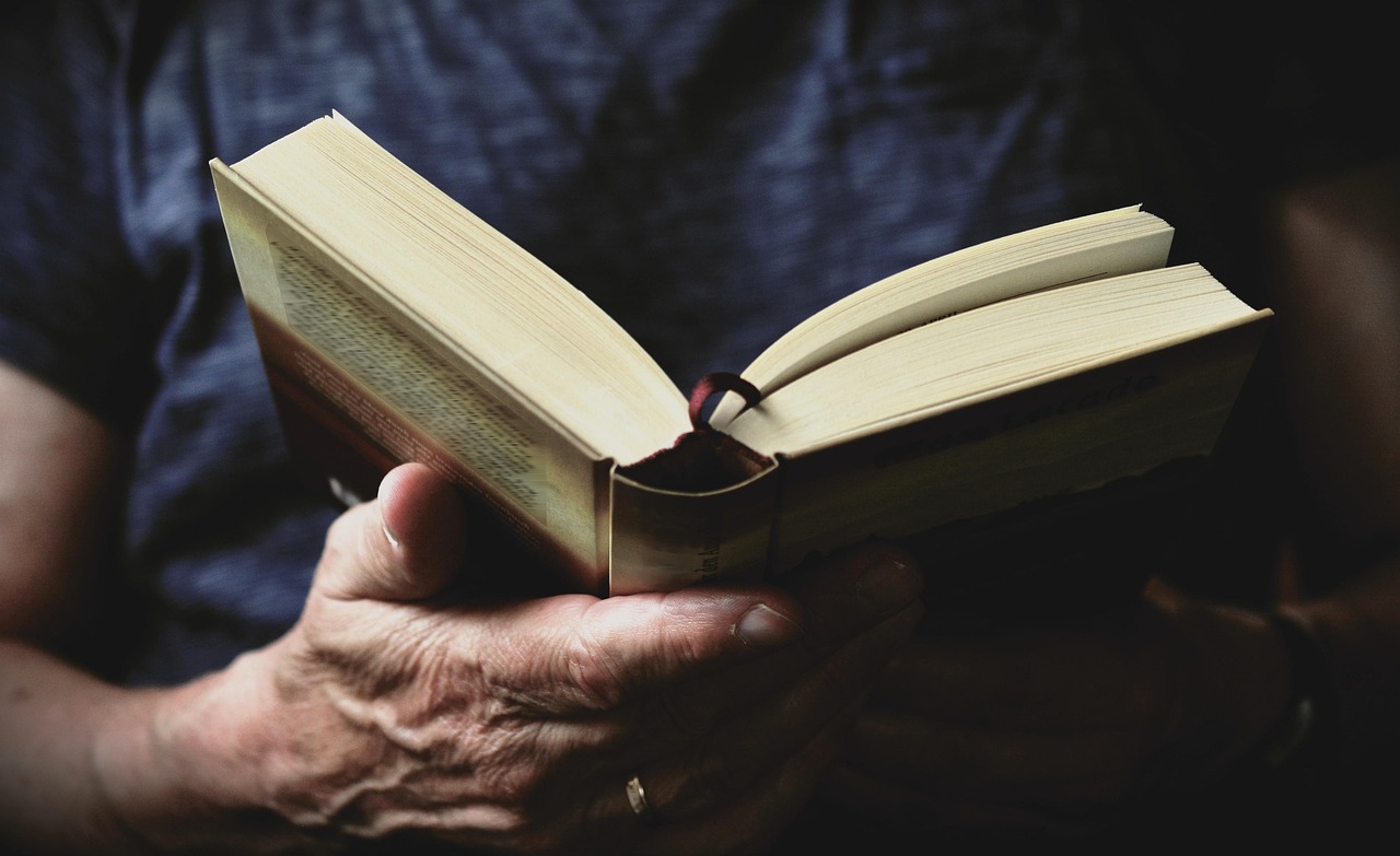 Book, read, hands — Przebudzenie Ducha: Ludzie w Niebie i Moc Medytacji Relaksacyjnej Czakr